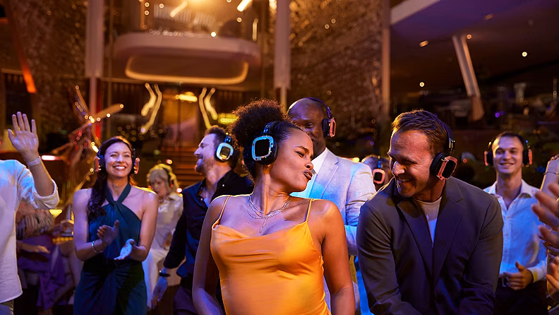 people-dancing-in-silent-disco-tev Dancing